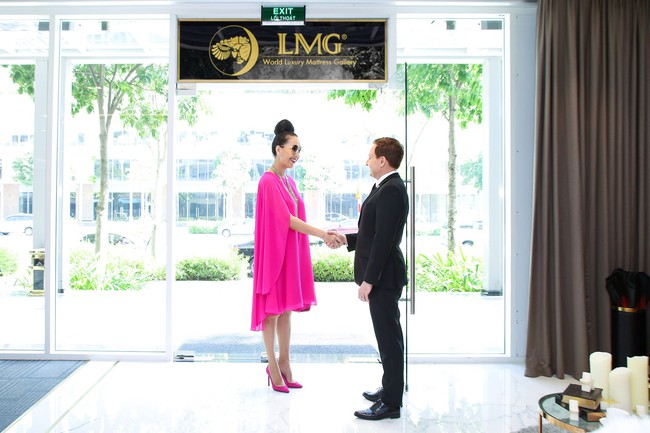 &ldquo;Người đẹp kh&ocirc;ng tuổi&rdquo; Diễm My g&acirc;y bất ngờ khi mua qu&agrave; tiền tỉ tặng chồng con nh&acirc;n dịp Gi&aacute;ng Sinh - Ảnh 2.