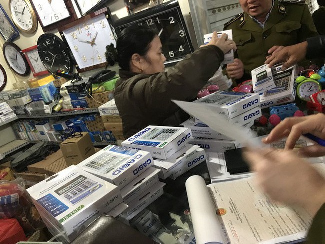 Bất ngờ bị kiểm tra h&agrave;ng giả, nhiều chủ cửa h&agrave;ng ở chợ Vinh ốm, ngất xỉu, đ&oacute;ng cửa bỏ đi - Ảnh 2.