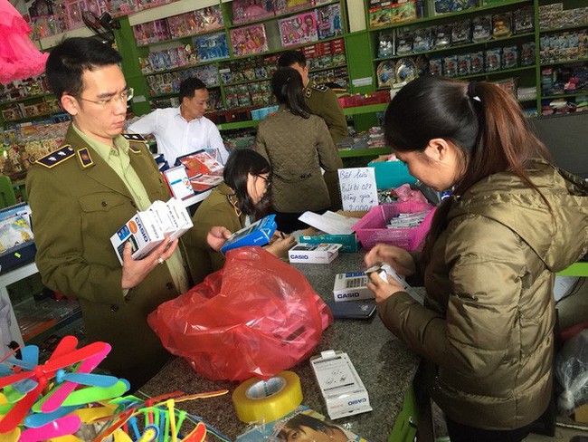 Bất ngờ bị kiểm tra h&agrave;ng giả, nhiều chủ cửa h&agrave;ng ở chợ Vinh ốm, ngất xỉu, đ&oacute;ng cửa bỏ đi - Ảnh 4.