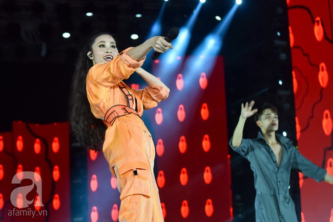 Đ&atilde; mắt, đ&atilde; tai với liveshow ho&agrave;nh tr&aacute;ng kỷ niệm 10 năm ca h&aacute;t của Đ&ocirc;ng Nhi - Ảnh 10.