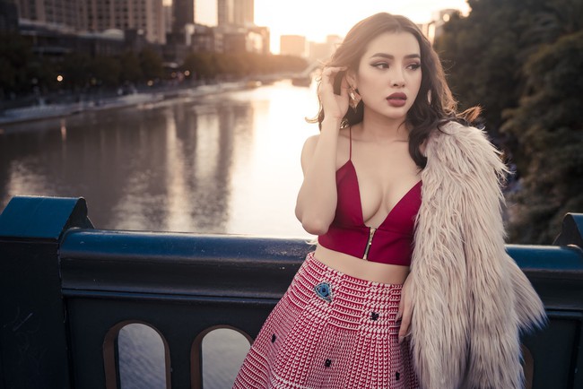 Mặc tiết trời se lạnh, Phương Trinh Jolie vẫn khoe đường cong n&oacute;ng bỏng - Ảnh 3.