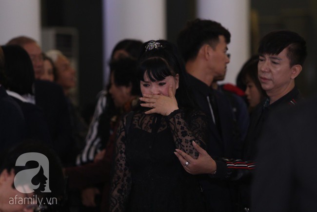 Thu Quỳnh, Bảo Thanh, Lan Hương, Kim Oanh, Lê Khanh nhạt nhòa nước mắt trong lễ tang NSND Anh Tú - Ảnh 1.