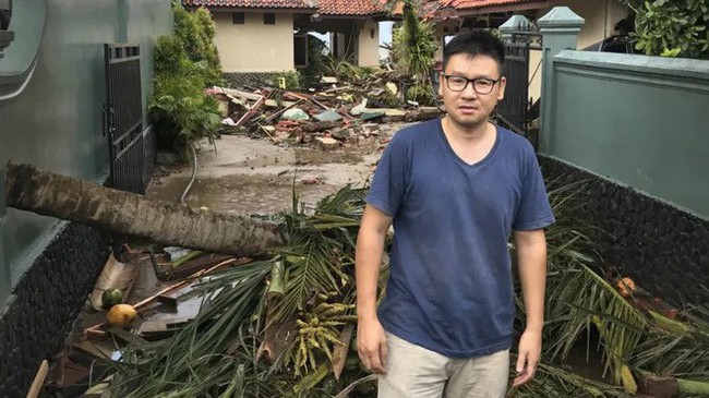 Du kh&aacute;ch kể lại gi&acirc;y ph&uacute;t s&oacute;ng thần tấn c&ocirc;ng Indonesia: Con g&aacute;i t&ocirc;i mắc kẹt dưới h&agrave;ng đống mảnh vỡ - Ảnh 1.