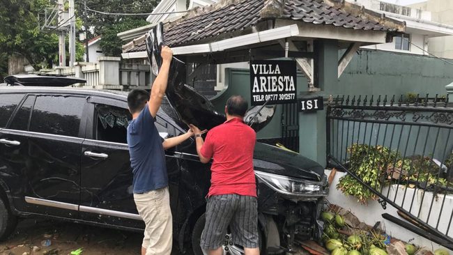 Du kh&aacute;ch kể lại gi&acirc;y ph&uacute;t s&oacute;ng thần tấn c&ocirc;ng Indonesia: Con g&aacute;i t&ocirc;i mắc kẹt dưới h&agrave;ng đống mảnh vỡ - Ảnh 2.