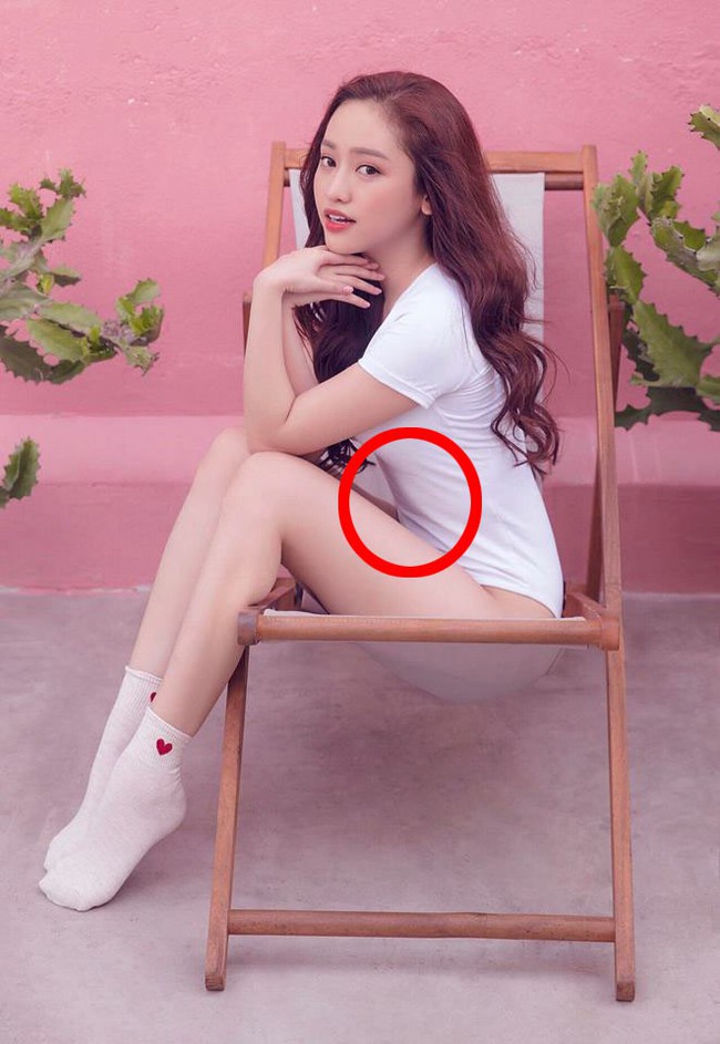 Hot girl thị phi Th&uacute;y Vi đăng ảnh sexy ch&uacute;c mừng Gi&aacute;ng sinh, d&acirc;n t&igrave;nh chỉ nh&igrave;n thấy bất thường ở v&ograve;ng 2 - Ảnh 1.