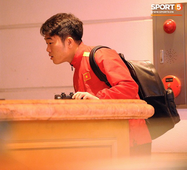 Sang Qatar tập huấn, Quang Hải vẫn ng&aacute;i ngủ, C&ocirc;ng Phượng, Đức Chinh x&aacute;ch h&agrave;nh l&yacute; như đựng cả thế giới - Ảnh 3.