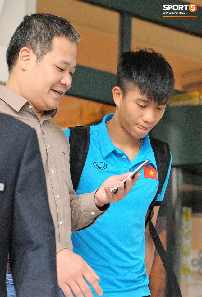 Sang Qatar tập huấn, Quang Hải vẫn ng&aacute;i ngủ, C&ocirc;ng Phượng, Đức Chinh x&aacute;ch h&agrave;nh l&yacute; như đựng cả thế giới - Ảnh 11.