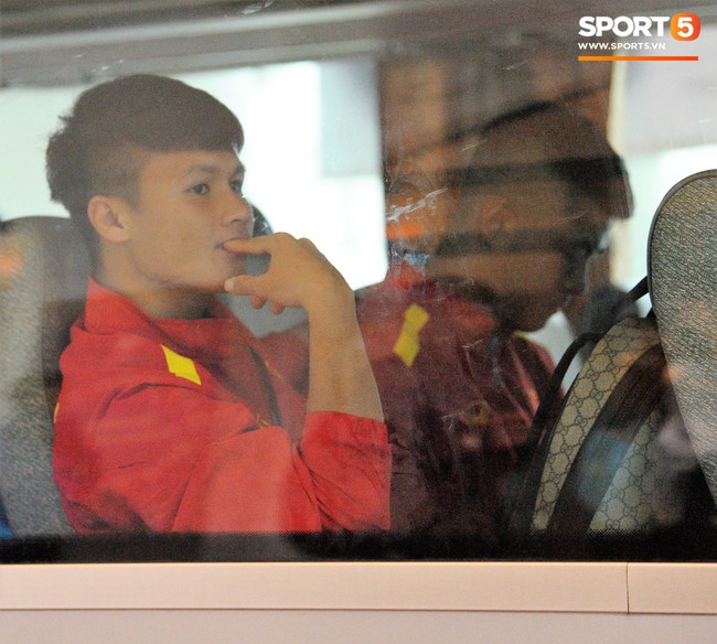 Sang Qatar tập huấn, Quang Hải vẫn ng&aacute;i ngủ, C&ocirc;ng Phượng, Đức Chinh x&aacute;ch h&agrave;nh l&yacute; như đựng cả thế giới - Ảnh 12.