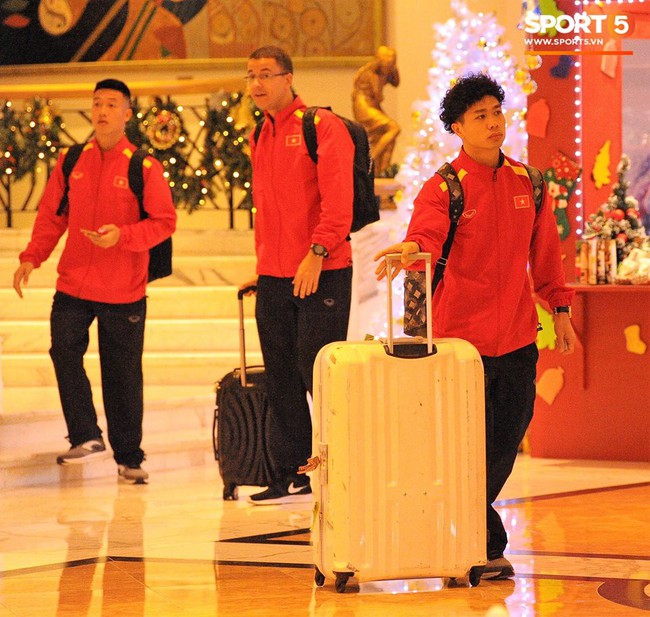 Sang Qatar tập huấn, Quang Hải vẫn ng&aacute;i ngủ, C&ocirc;ng Phượng, Đức Chinh x&aacute;ch h&agrave;nh l&yacute; như đựng cả thế giới - Ảnh 4.