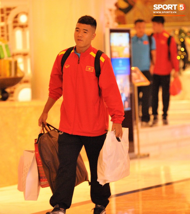 Sang Qatar tập huấn, Quang Hải vẫn ng&aacute;i ngủ, C&ocirc;ng Phượng, Đức Chinh x&aacute;ch h&agrave;nh l&yacute; như đựng cả thế giới - Ảnh 6.