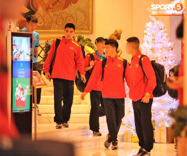 Sang Qatar tập huấn, Quang Hải vẫn ng&aacute;i ngủ, C&ocirc;ng Phượng, Đức Chinh x&aacute;ch h&agrave;nh l&yacute; như đựng cả thế giới - Ảnh 8.