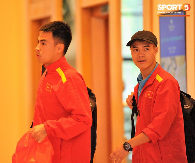 Sang Qatar tập huấn, Quang Hải vẫn ng&aacute;i ngủ, C&ocirc;ng Phượng, Đức Chinh x&aacute;ch h&agrave;nh l&yacute; như đựng cả thế giới - Ảnh 9.