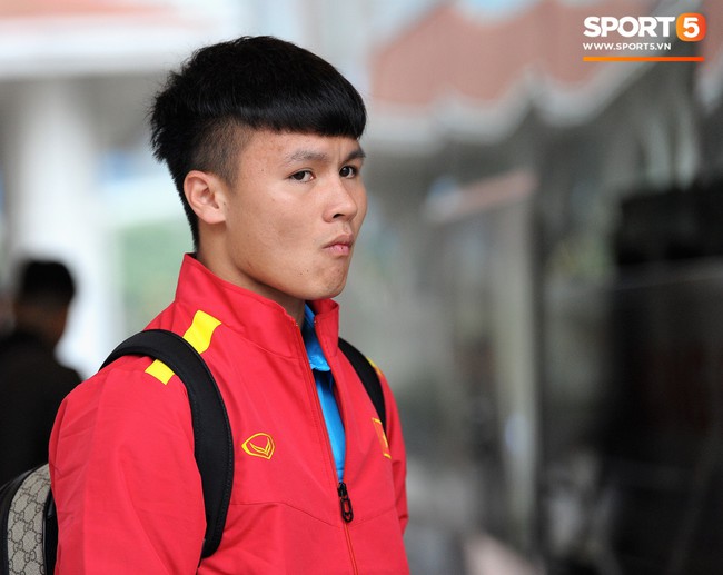 Sang Qatar tập huấn, Quang Hải vẫn ng&aacute;i ngủ, C&ocirc;ng Phượng, Đức Chinh x&aacute;ch h&agrave;nh l&yacute; như đựng cả thế giới - Ảnh 1.