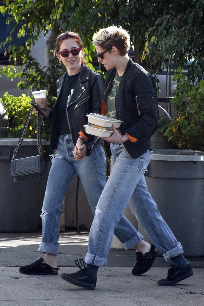 kristen-stewart-holding-hands-mystery-woman-backgrid-embed-1546071204042512035322.jpg