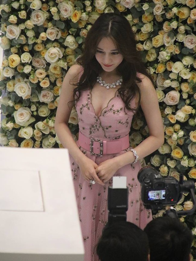 Khoe v&ograve;ng một căng đầy, h&igrave;nh ảnh Địch Lệ Nhiệt Ba do fan chụp chứng minh sắc v&oacute;c đỉnh cao của người đẹp - Ảnh 10.