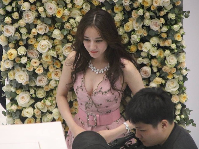 Khoe v&ograve;ng một căng đầy, h&igrave;nh ảnh Địch Lệ Nhiệt Ba do fan chụp chứng minh sắc v&oacute;c đỉnh cao của người đẹp - Ảnh 4.