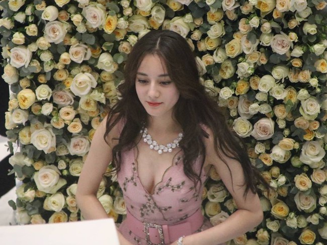 Khoe v&ograve;ng một căng đầy, h&igrave;nh ảnh Địch Lệ Nhiệt Ba do fan chụp chứng minh sắc v&oacute;c đỉnh cao của người đẹp - Ảnh 5.