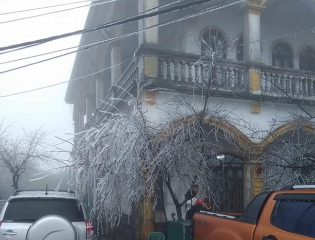 Nhiệt độ xuống dưới 0 độ C, băng tuyết xuất hiện phủ trắng Mẫu Sơn - Ảnh 3.