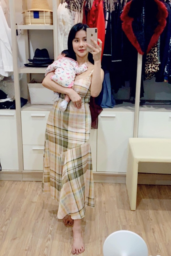 Diệp L&acirc;m Anh khoe khoảnh khắc chăm con giản dị như bao b&agrave; mẹ kh&aacute;c, tiết lộ th&ecirc;m cả tật xấu của con g&aacute;i Boorin - Ảnh 1.