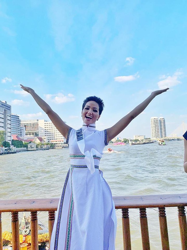 Giữa d&agrave;n cả trăm người đẹp, HHen Ni&ecirc; thuộc số hiếm được chọn xuất hiện tr&ecirc;n Instagram của Vogue Th&aacute;i với &aacute;o d&agrave;i lạ - Ảnh 4.