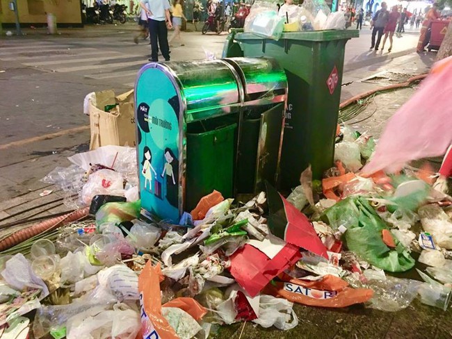 H&igrave;nh ảnh đẹp: Nhiều bạn trẻ ở S&agrave;i G&ograve;n kh&ocirc;ng ngại bẩn, dọn sạch r&aacute;c tr&ecirc;n phố đi bộ sau chiến thắng của Việt Nam - Ảnh 5.