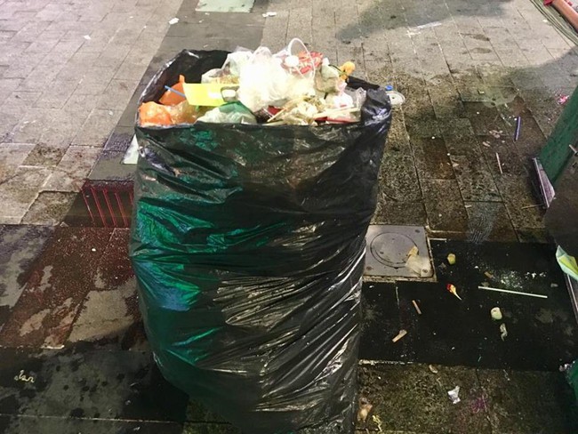 H&igrave;nh ảnh đẹp: Nhiều bạn trẻ ở S&agrave;i G&ograve;n kh&ocirc;ng ngại bẩn, dọn sạch r&aacute;c tr&ecirc;n phố đi bộ sau chiến thắng của Việt Nam - Ảnh 6.