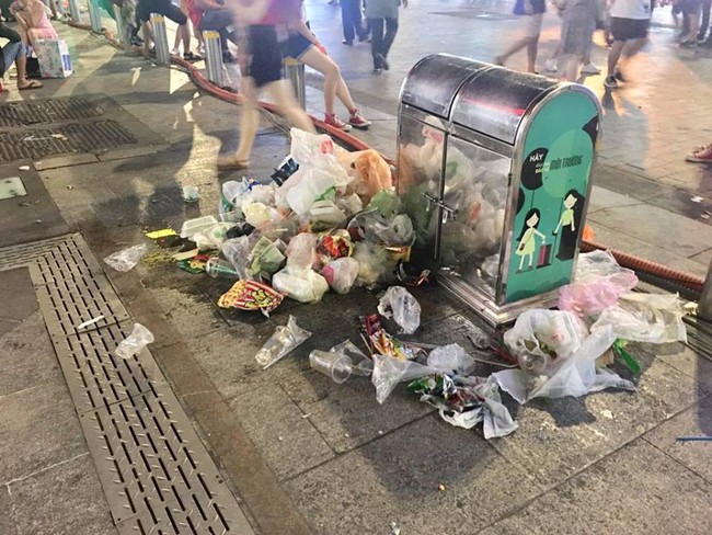 H&igrave;nh ảnh đẹp: Nhiều bạn trẻ ở S&agrave;i G&ograve;n kh&ocirc;ng ngại bẩn, dọn sạch r&aacute;c tr&ecirc;n phố đi bộ sau chiến thắng của Việt Nam - Ảnh 8.