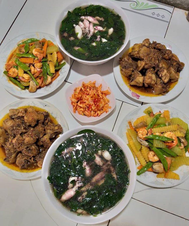 Mẹ trẻ khoe m&acirc;m cơm cặm cụi l&agrave;m ng&agrave;y cuối tuần, chị em lại biết th&ecirc;m được m&oacute;n lạ: canh rau ng&oacute;t nấu mực - Ảnh 1.