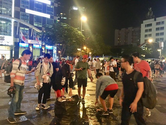 H&igrave;nh ảnh đẹp: Nhiều bạn trẻ ở S&agrave;i G&ograve;n kh&ocirc;ng ngại bẩn, dọn sạch r&aacute;c tr&ecirc;n phố đi bộ sau chiến thắng của Việt Nam - Ảnh 13.