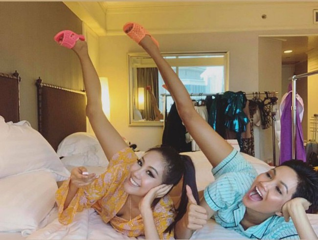 Chơi trội như HHen Ni&ecirc;, đi thi Hoa hậu Ho&agrave;n Vũ vẫn mang theo d&eacute;p tổ ong huyền thoại  - Ảnh 1.