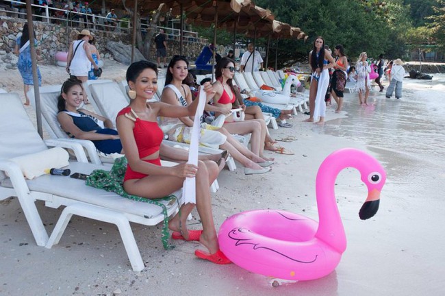 Chơi trội như HHen Ni&ecirc;, đi thi Hoa hậu Ho&agrave;n Vũ vẫn mang theo d&eacute;p tổ ong huyền thoại  - Ảnh 2.