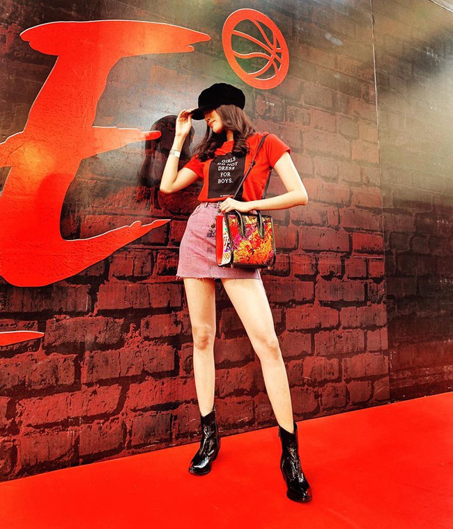 Soi nhất cử nhất động của sao Việt (9/12) - Ảnh 6.