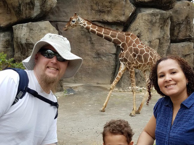 Cười ra nước mắt khi nhờ người lạ l&agrave;m ph&oacute; nh&ograve;m: Ảnh kh&ocirc;ng nh&ograve;e nhoẹt, mờ tịt th&igrave; cũng thấy to&agrave;n ch&acirc;n khiến nh&acirc;n vật ch&iacute;nh cả đời chẳng qu&ecirc;n - Ảnh 1.