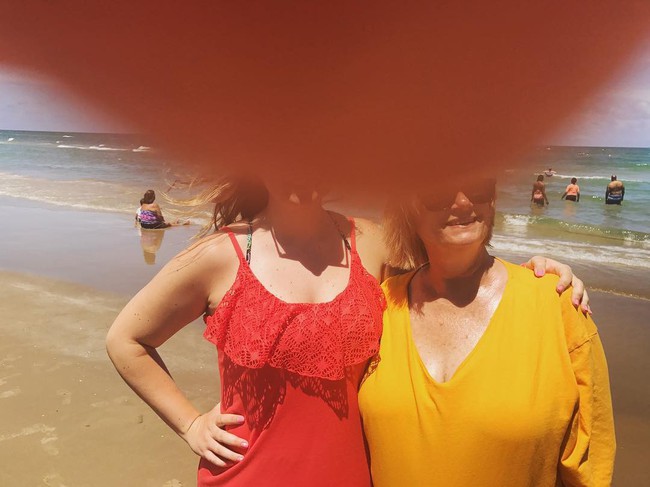 Cười ra nước mắt khi nhờ người lạ l&agrave;m ph&oacute; nh&ograve;m: Ảnh kh&ocirc;ng nh&ograve;e nhoẹt, mờ tịt th&igrave; cũng thấy to&agrave;n ch&acirc;n khiến nh&acirc;n vật ch&iacute;nh cả đời chẳng qu&ecirc;n - Ảnh 15.