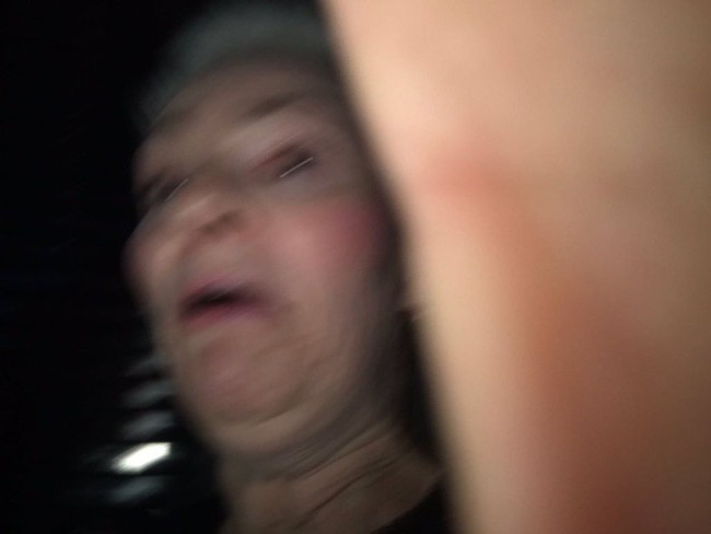 Cười ra nước mắt khi nhờ người lạ l&agrave;m ph&oacute; nh&ograve;m: Ảnh kh&ocirc;ng nh&ograve;e nhoẹt, mờ tịt th&igrave; cũng thấy to&agrave;n ch&acirc;n khiến nh&acirc;n vật ch&iacute;nh cả đời chẳng qu&ecirc;n - Ảnh 6.