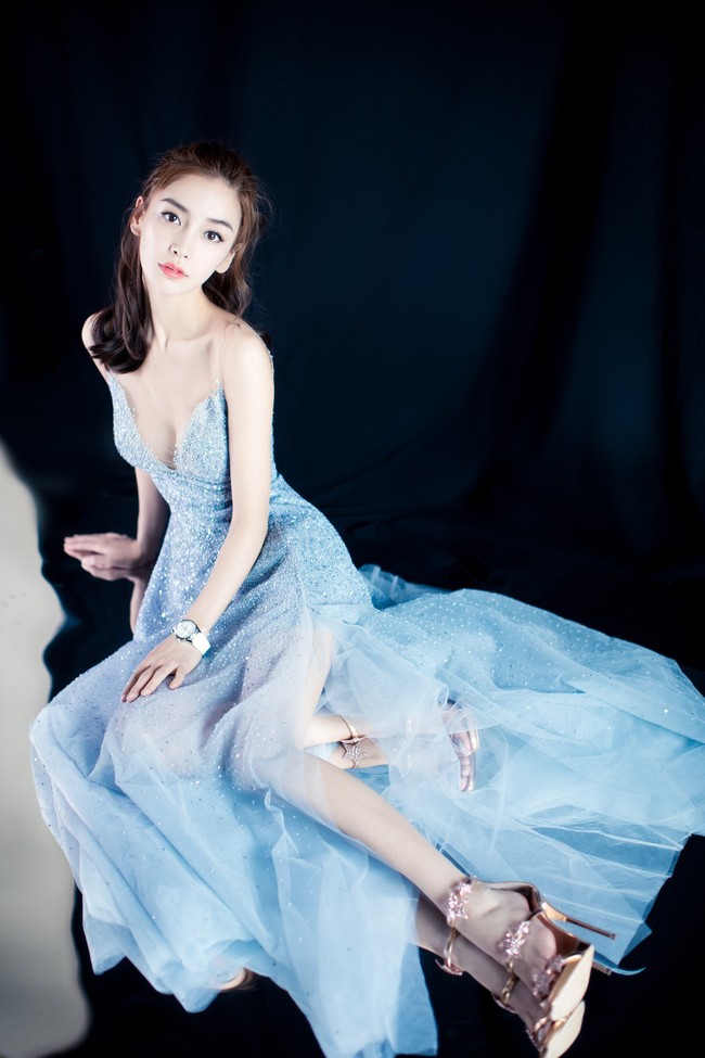 Đằng sau những bức ảnh đẹp mỹ m&atilde;n của Angela Baby l&agrave; &ldquo;vũ kh&iacute; b&iacute; mật&rdquo; mang t&ecirc;n: gi&agrave;y si&ecirc;u cao g&oacute;t - Ảnh 4.