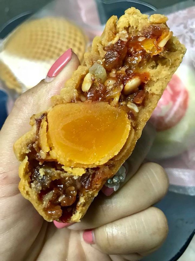 C&ograve;n cả th&aacute;ng nữa mới đến Tết trăng tr&ograve;n, c&aacute;c mẹ đ&atilde; thi nhau khoe b&aacute;nh trung thu tự l&agrave;m đẹp m&ecirc; ly, thơm lừng cả Facebook  - Ảnh 20.