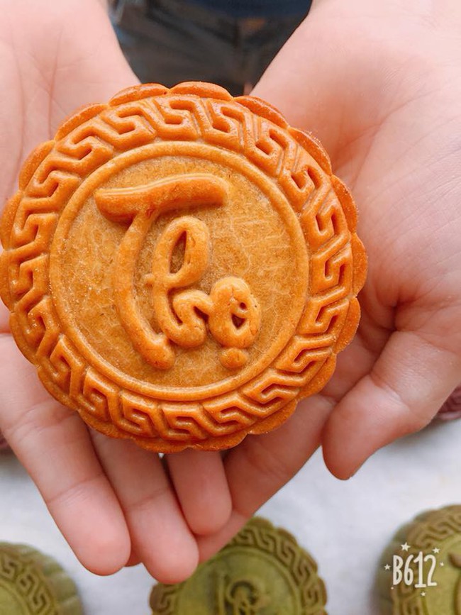 C&ograve;n cả th&aacute;ng nữa mới đến Tết trăng tr&ograve;n, c&aacute;c mẹ đ&atilde; thi nhau khoe b&aacute;nh trung thu tự l&agrave;m đẹp m&ecirc; ly, thơm lừng cả Facebook  - Ảnh 16.