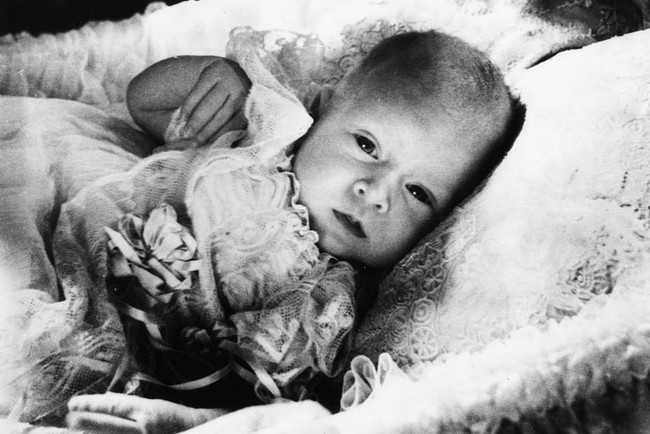 Th&aacute;i tử Charles: Từ cậu b&eacute; c&ocirc; độc, bị coi thường v&agrave; bắt nạt đến người đ&agrave;n &ocirc;ng từ bỏ gia đ&igrave;nh ho&agrave;n hảo, nhất quyết lấy người m&igrave;nh y&ecirc;u - Ảnh 1.