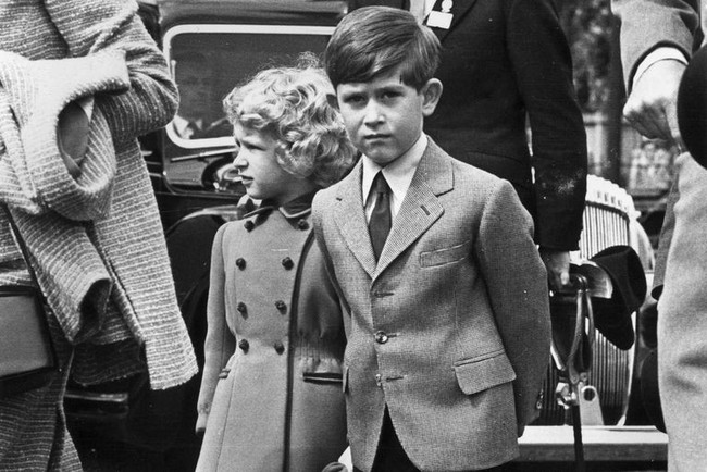 Th&aacute;i tử Charles: Từ cậu b&eacute; c&ocirc; độc, bị coi thường v&agrave; bắt nạt đến người đ&agrave;n &ocirc;ng từ bỏ gia đ&igrave;nh ho&agrave;n hảo, nhất quyết lấy người m&igrave;nh y&ecirc;u - Ảnh 4.