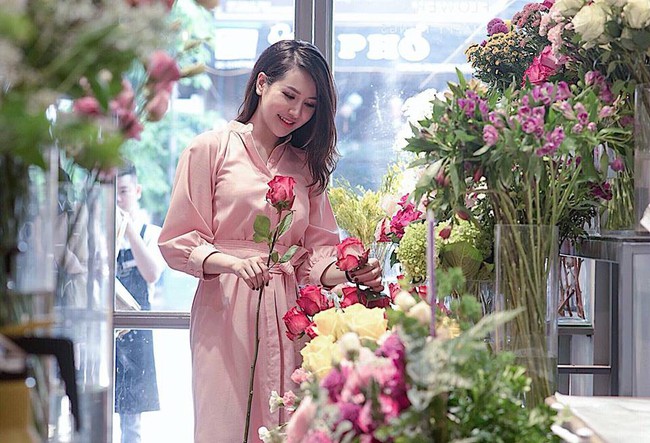 Nữ cảnh s&aacute;t giao th&ocirc;ng g&acirc;y sốt MXH v&igrave; xinh đẹp, trẻ trung như người mẫu, h&oacute;a ra đ&atilde; 2 con, lại được chồng y&ecirc;u chiều hết mực - Ảnh 2.