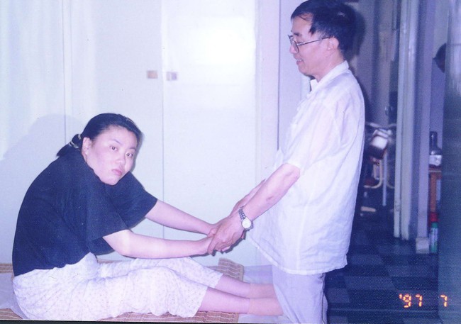 Sinh vi&ecirc;n t&agrave;i giỏi bỗng h&oacute;a đứa trẻ 6 tuổi bại liệt, m&ugrave; l&ograve;a: Vụ đầu độc b&iacute; ẩn hơn 2 thập kỷ chưa t&igrave;m được kẻ thủ &aacute;c - Ảnh 5.