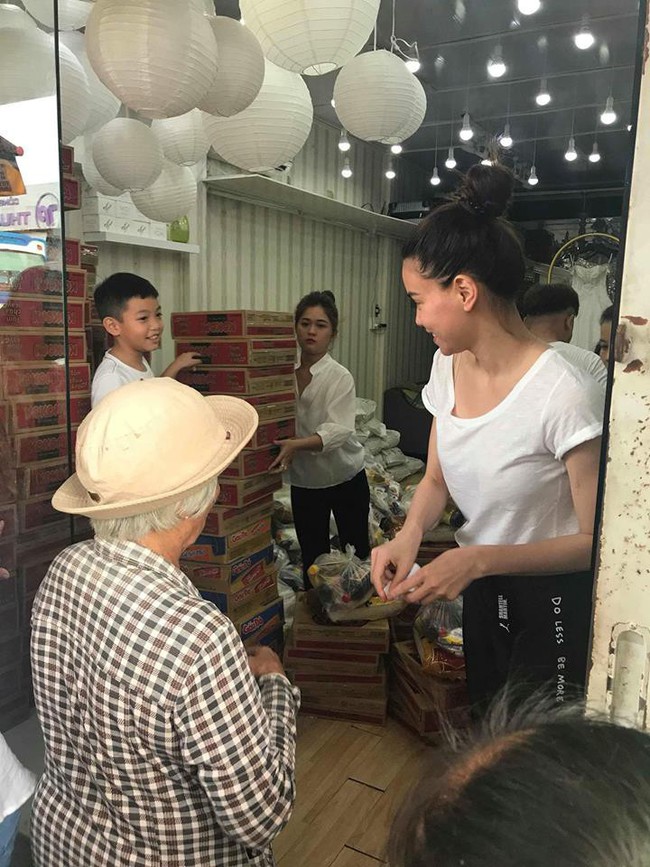 Subeo h&aacute;o hức c&ugrave;ng mẹ H&agrave; Hồ đi trao qu&agrave; từ thiện trong m&ugrave;a lễ b&aacute;o hiếu - Ảnh 1.