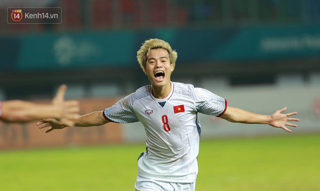 Bạn g&aacute;i xinh xắn, y&ecirc;u 3 năm của Văn To&agrave;n ho&aacute; ra từng l&agrave; fangirl ki&ecirc;n tr&igrave; bay h&agrave;ng ngh&igrave;n km để cổ vũ anh ch&agrave;ng đ&aacute; b&oacute;ng - Ảnh 1.