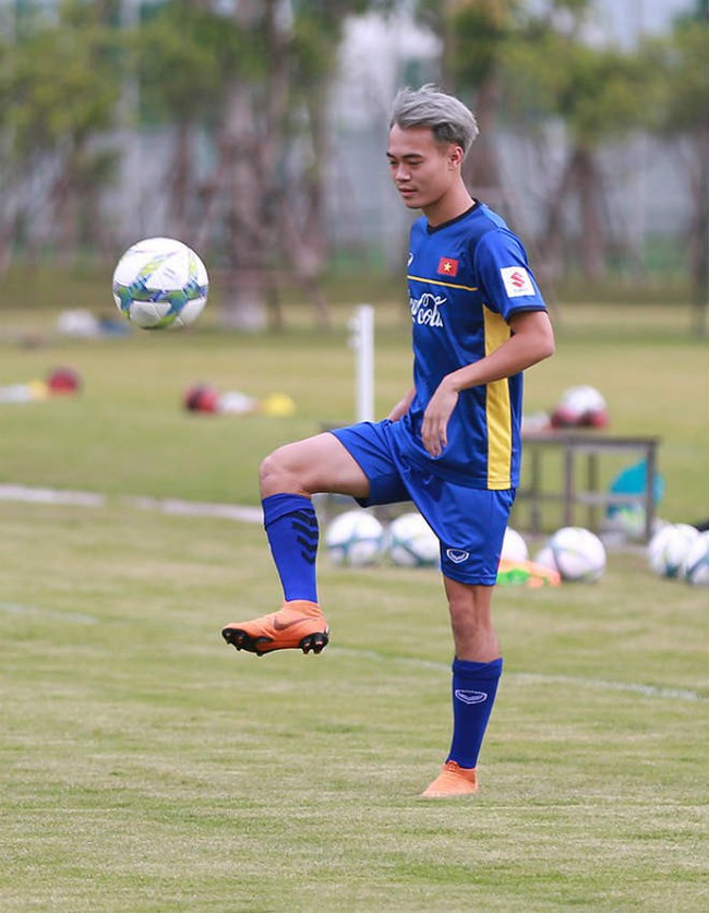 Trước m&aacute;i t&oacute;c v&agrave;ng đang g&acirc;y sốt, h&oacute;a ra Văn To&agrave;n c&ograve;n để nhiều kiểu t&oacute;c chất nghệ v&agrave; trendy chẳng k&eacute;m - Ảnh 3.