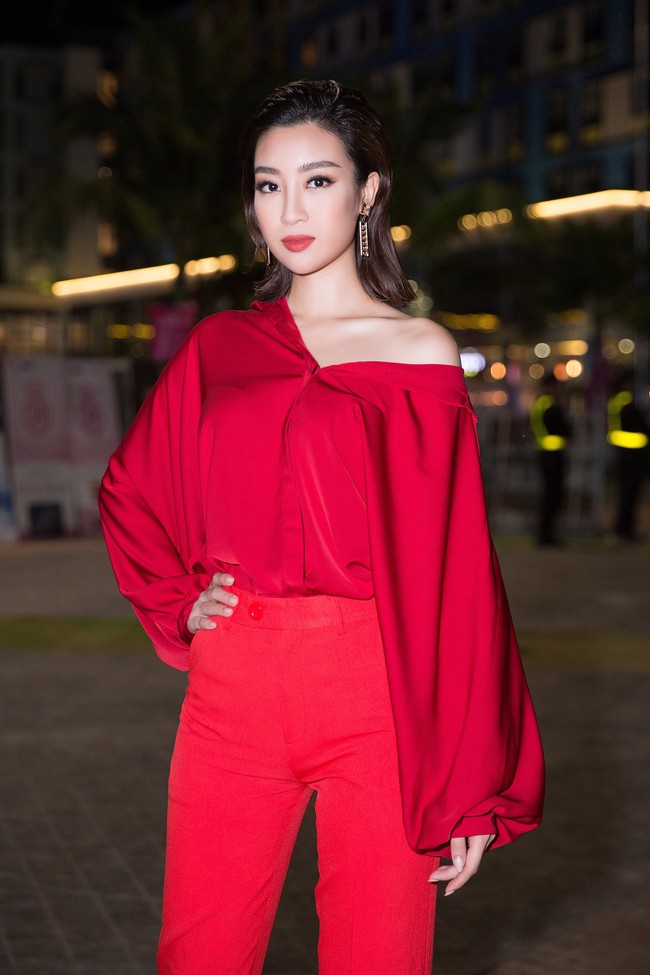 T&oacute;c ngắn rồi n&ecirc;n cũng chẳng cần v&aacute;y v&oacute;c ki&ecirc;u sa, Đỗ Mỹ Linh thoải m&aacute;i diện &aacute;o blouse quần ống đứng l&ecirc;n thảm đỏ - Ảnh 1.