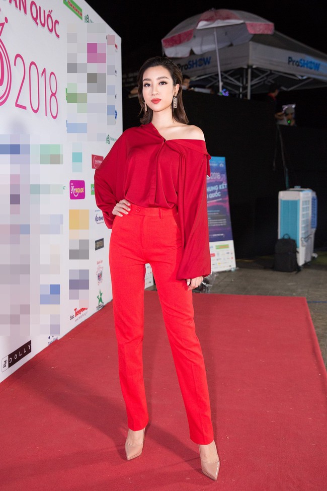 T&oacute;c ngắn rồi n&ecirc;n cũng chẳng cần v&aacute;y v&oacute;c ki&ecirc;u sa, Đỗ Mỹ Linh thoải m&aacute;i diện &aacute;o blouse quần ống đứng l&ecirc;n thảm đỏ - Ảnh 2.