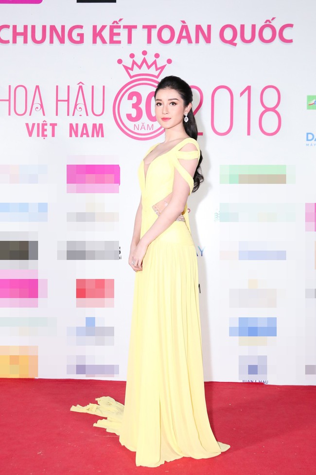 T&oacute;c ngắn rồi n&ecirc;n cũng chẳng cần v&aacute;y v&oacute;c ki&ecirc;u sa, Đỗ Mỹ Linh thoải m&aacute;i diện &aacute;o blouse quần ống đứng l&ecirc;n thảm đỏ - Ảnh 6.