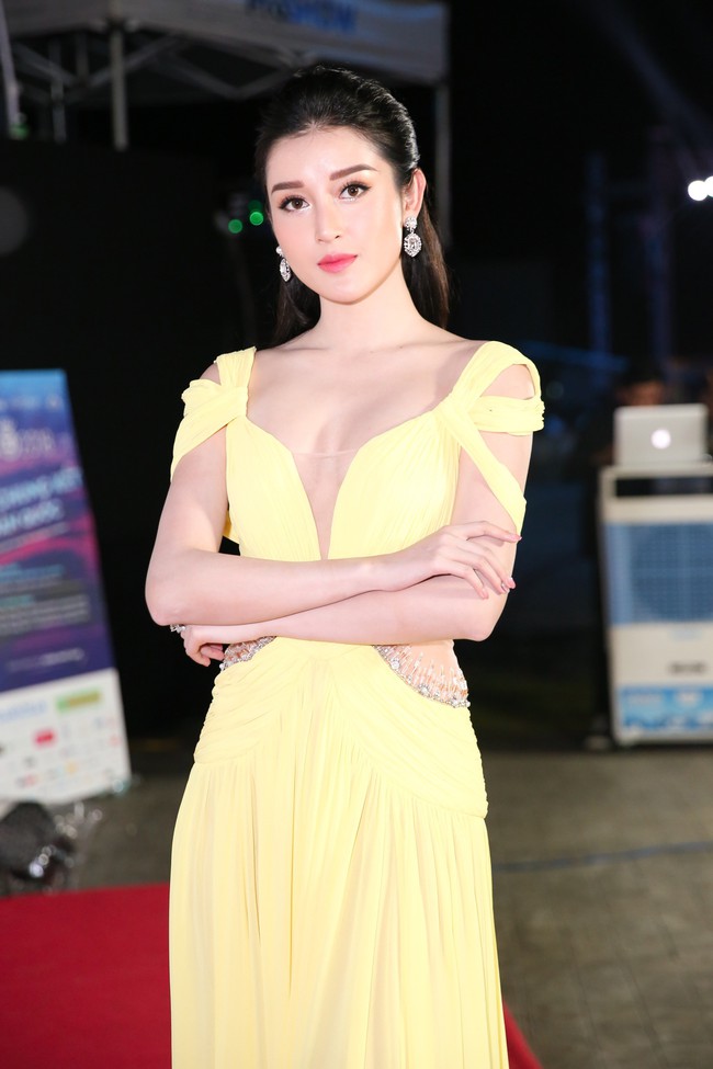 T&oacute;c ngắn rồi n&ecirc;n cũng chẳng cần v&aacute;y v&oacute;c ki&ecirc;u sa, Đỗ Mỹ Linh thoải m&aacute;i diện &aacute;o blouse quần ống đứng l&ecirc;n thảm đỏ - Ảnh 7.