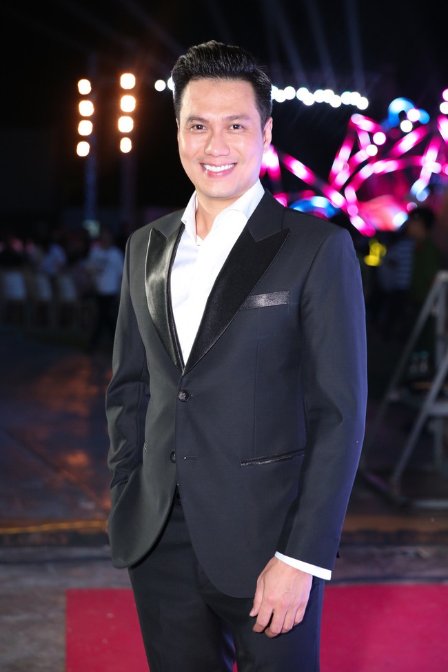 T&oacute;c ngắn rồi n&ecirc;n cũng chẳng cần v&aacute;y v&oacute;c ki&ecirc;u sa, Đỗ Mỹ Linh thoải m&aacute;i diện &aacute;o blouse quần ống đứng l&ecirc;n thảm đỏ - Ảnh 11.